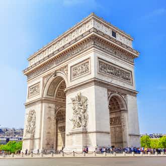 L'Hôtel Montaigne sur les Champs Elysées, proche de l'Arc de Triomphe et  vue sur la tour Eiffel – 5 étoiles à Paris, l'Hôtel Montaigne se situe près  des Champs Elysées, proche Arc